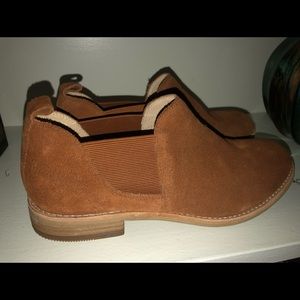 Clark’s short booties, tan color 81/2womens